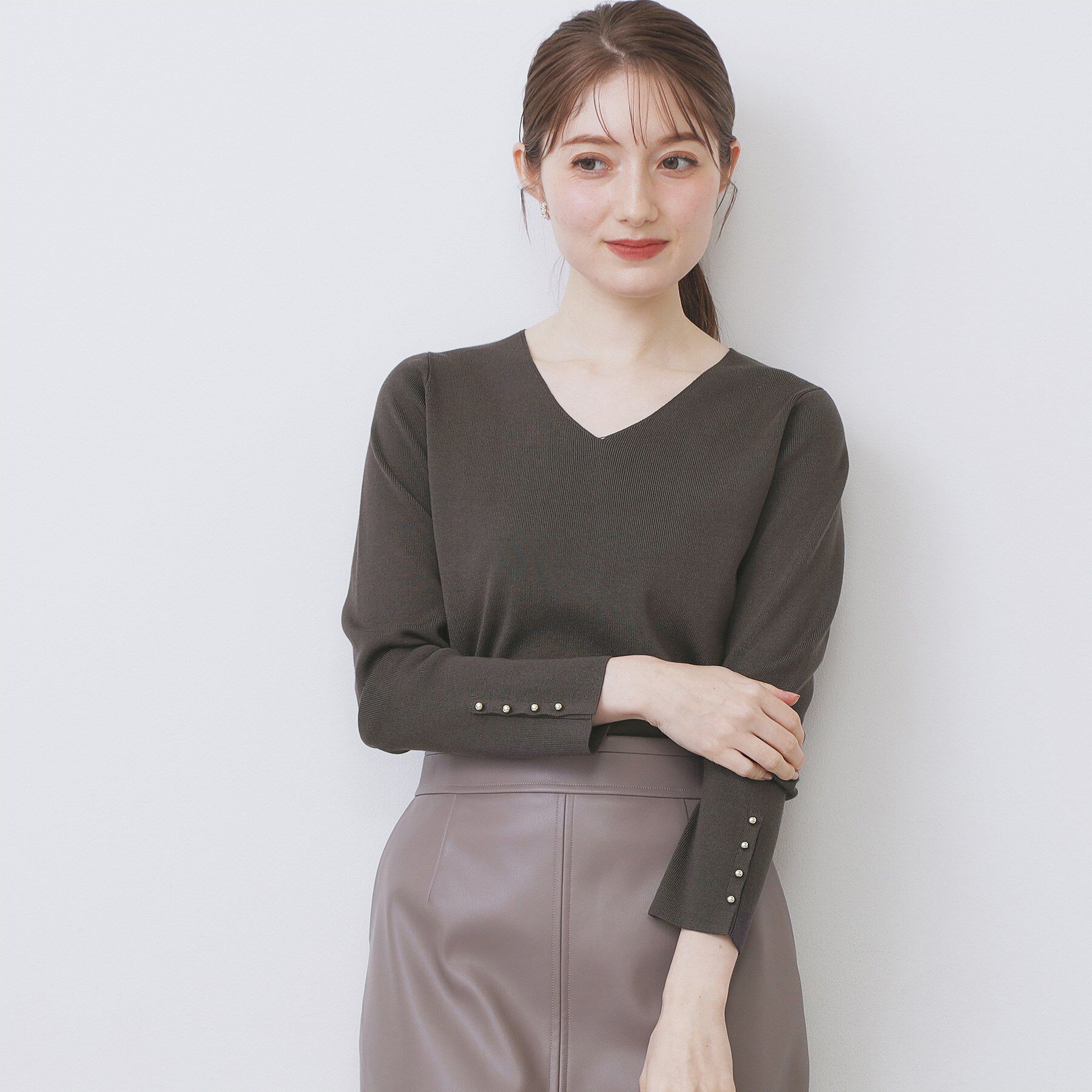 index「ゴールドボタンVネックニット【洗濯機OK】《6col》」|ニット・セーター|