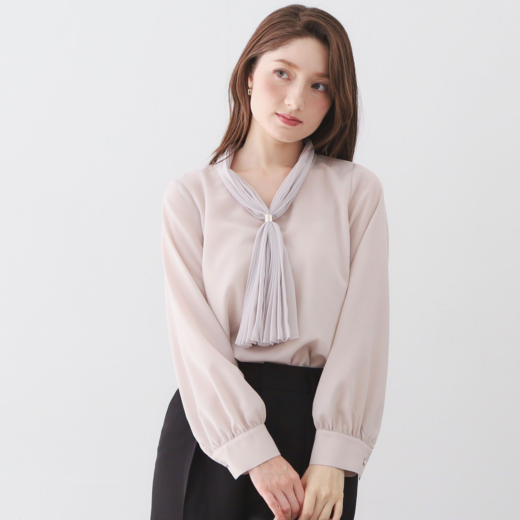 index「プリーツボウタイジョーゼットブラウス【洗濯機OK/イージーアイロン/防シワ】」|シャツ・ブラウス|グレージュ(050)