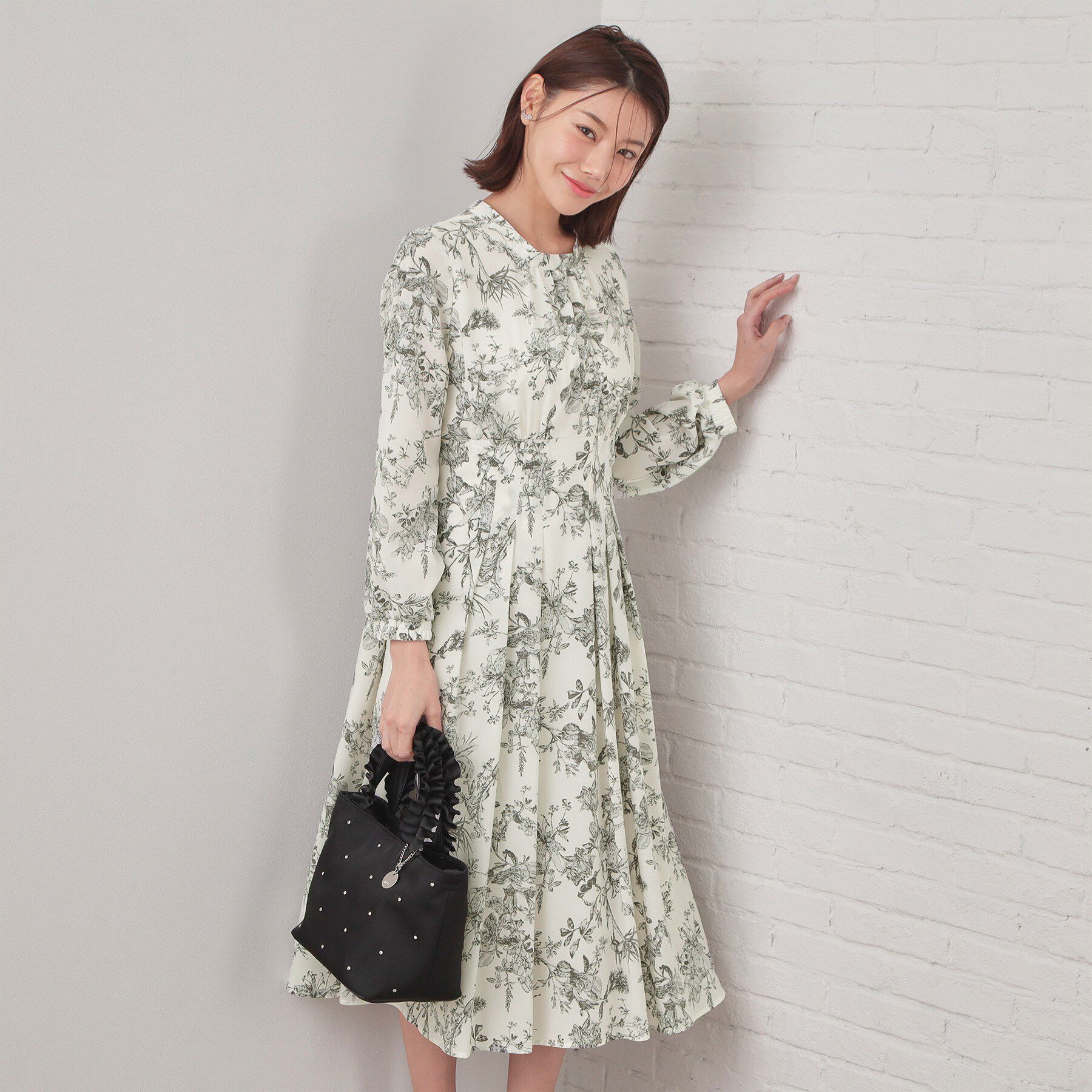 index「フラワーハイネックタックワンピース【洗濯機OK/イージーアイロン/防シワ】」|ワンピース|アイボリー(104)