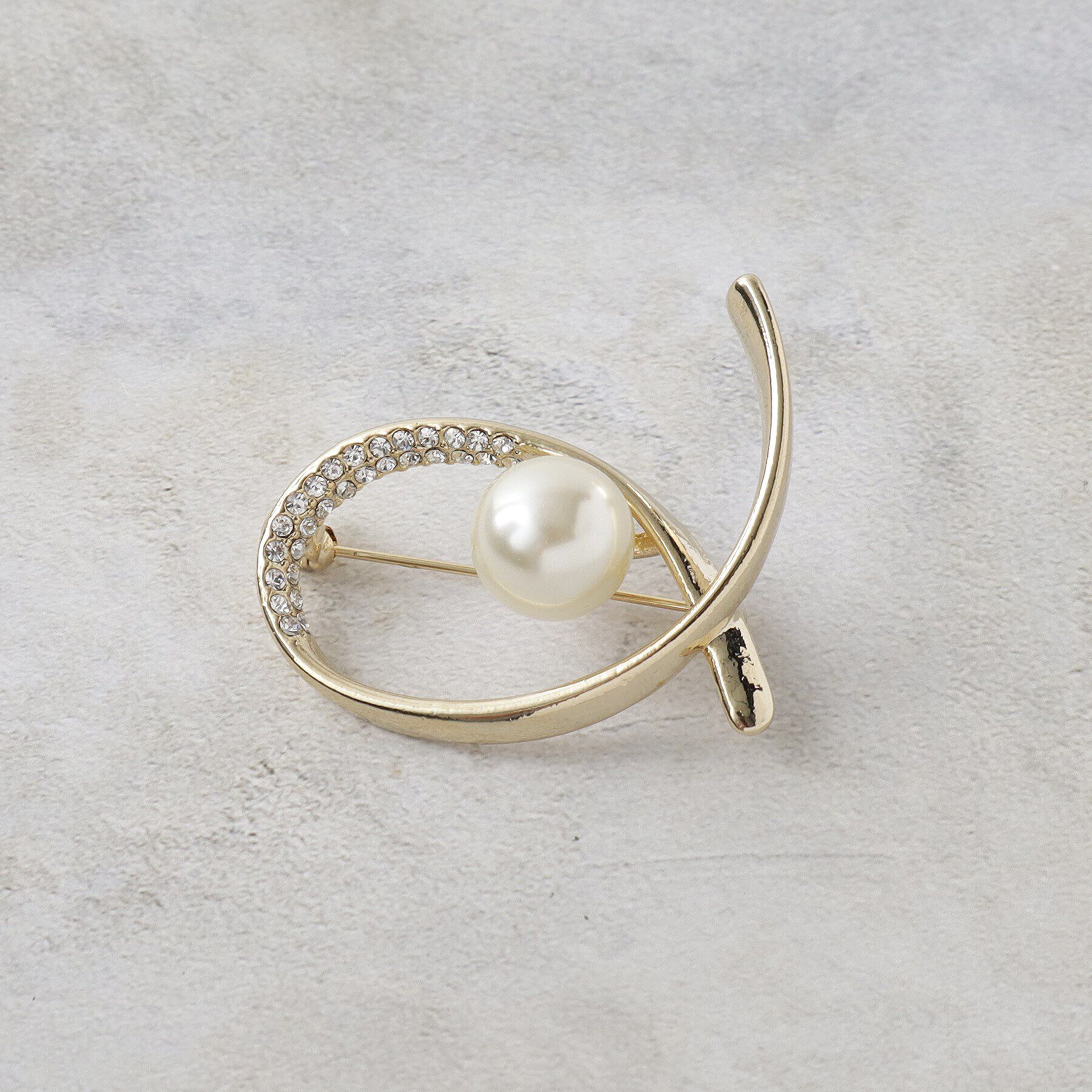 OPAQUE.CLIP「フェイクパール&times;ビジューラインブローチ」|ブローチ・コサージュ|ゴールド(007)