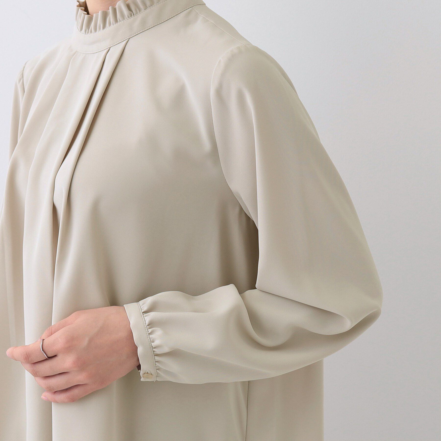 SHOO･LA･RUE「【S-3L/洗える/セレモニー】さらり軽やか スタンドカラー フリルブラウス」|シャツ・ブラウス|