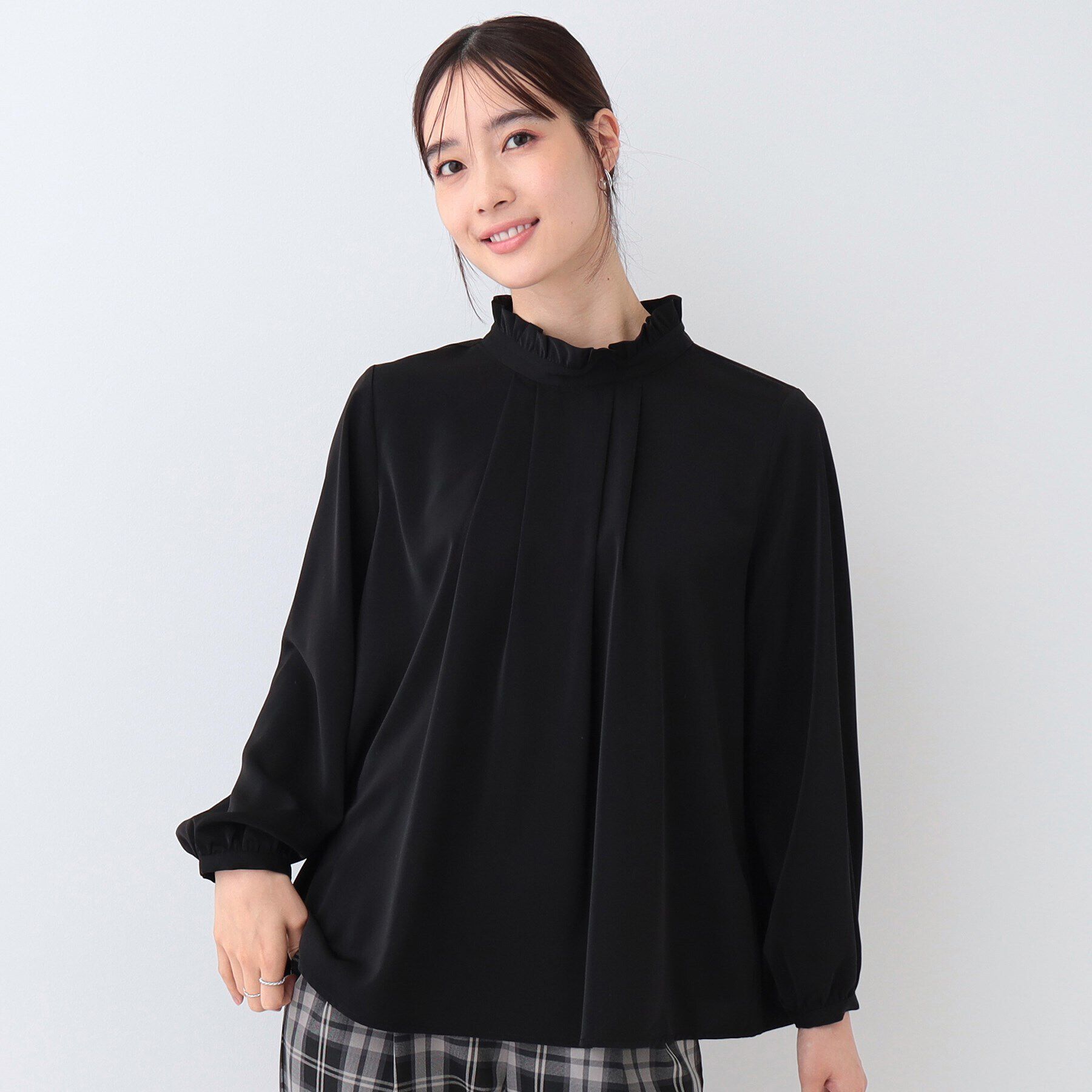 SHOO･LA･RUE「【S-3L/洗える/セレモニー】さらり軽やか スタンドカラー フリルブラウス」|シャツ・ブラウス|ブラック(019)