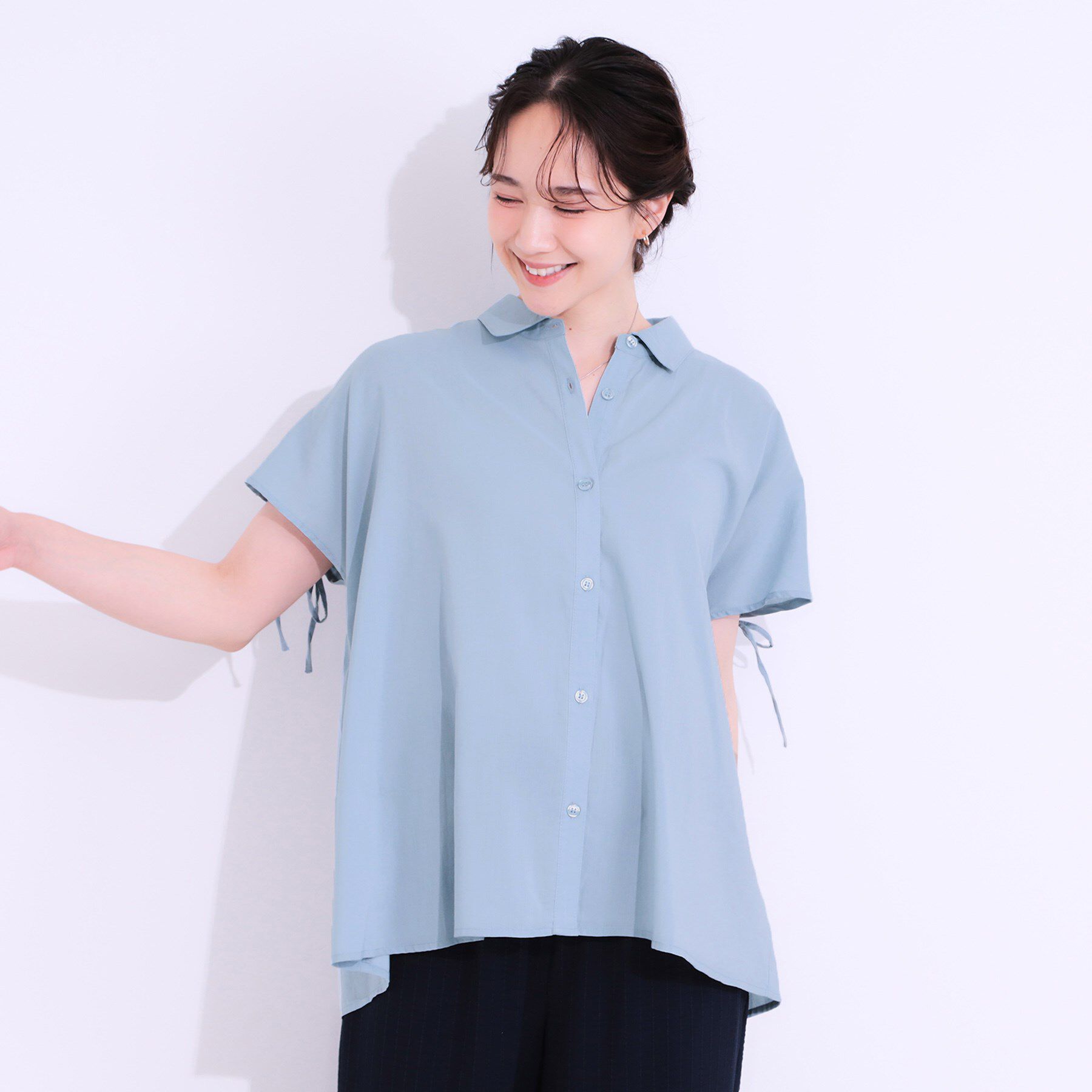 SHOO･LA･RUE「【S-LL/ひんやり】後ろ姿も抜かりなく インせず着られる バックギャザーシャツ」|シャツ・ブラウス|