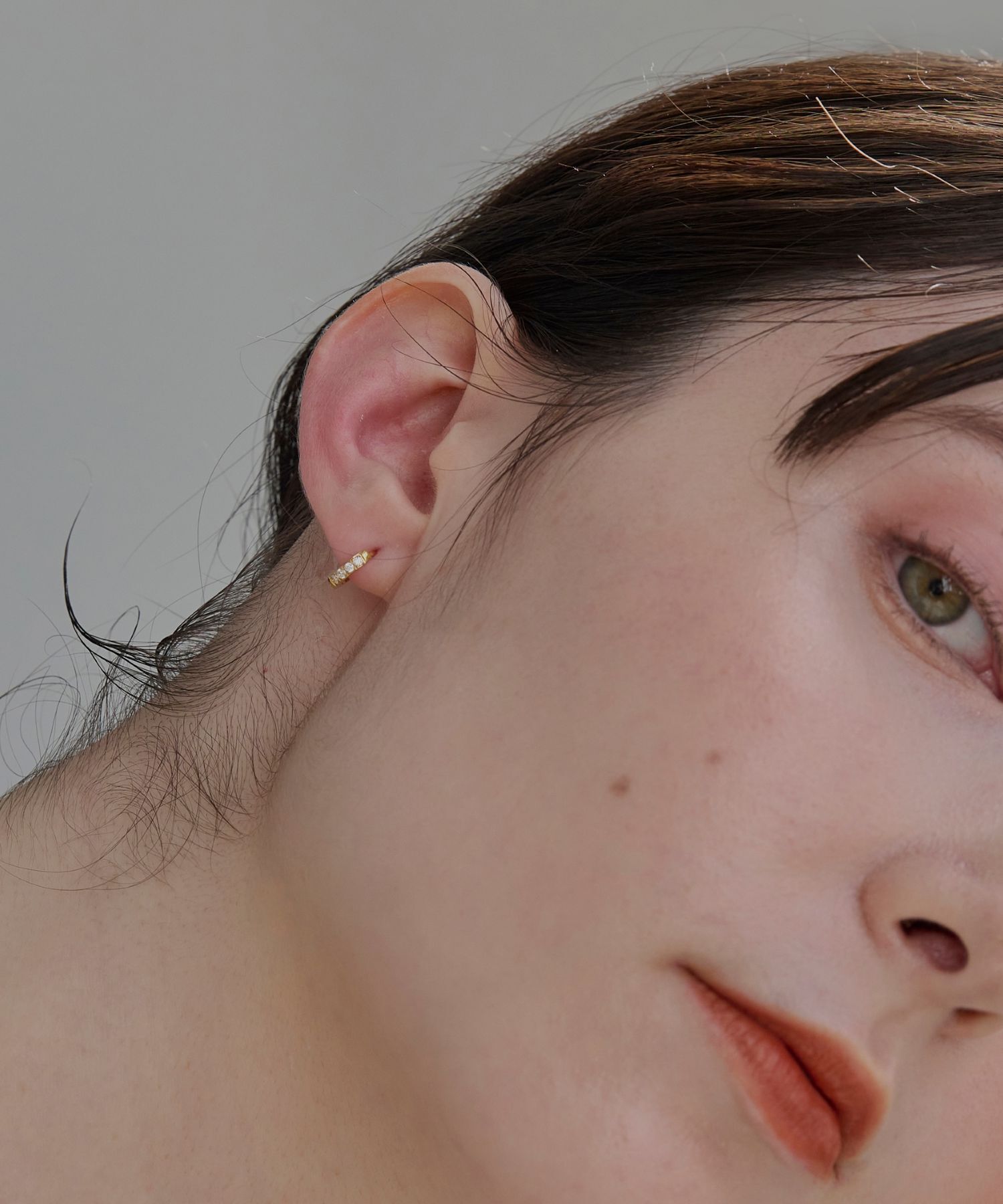 Phoebe「【金属アレルギー対応】ワンタッチビジューフープミニピアス　ゴールド/サージカルステンレス」|ピアス|