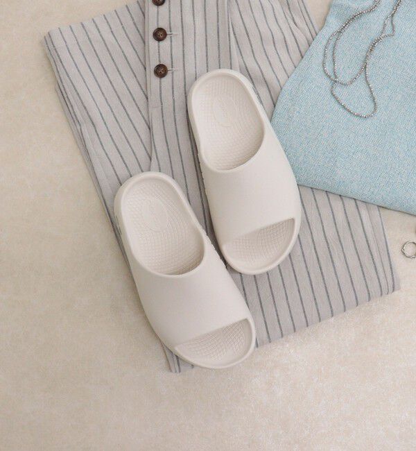 fredy emue「【OOFOS/ウーフォス】OOahh＋」|サンダル|アイボリー