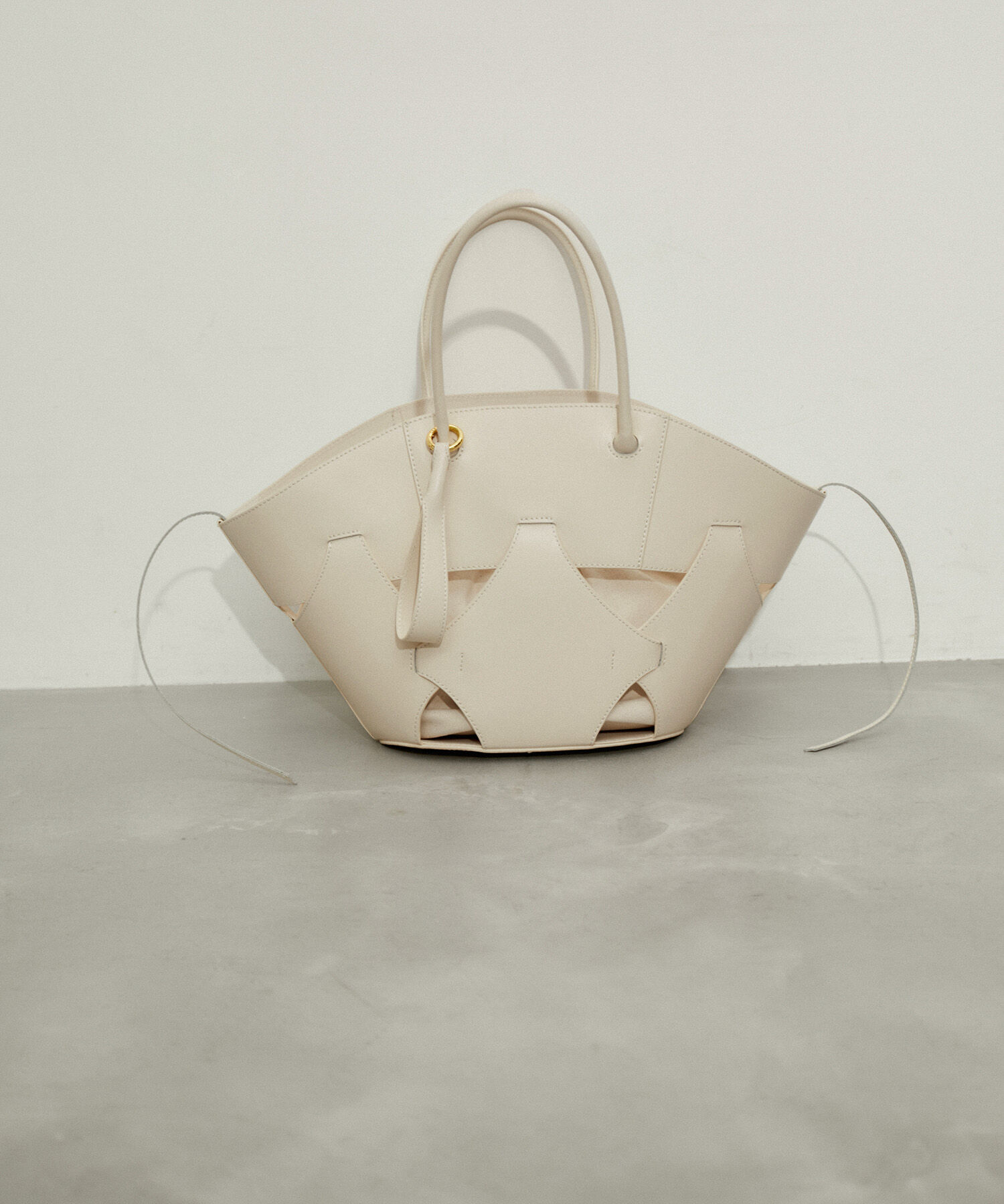 ADAM ET ROPE'「フォルムレザーバッグ」|トートバッグ|ホワイト(10)