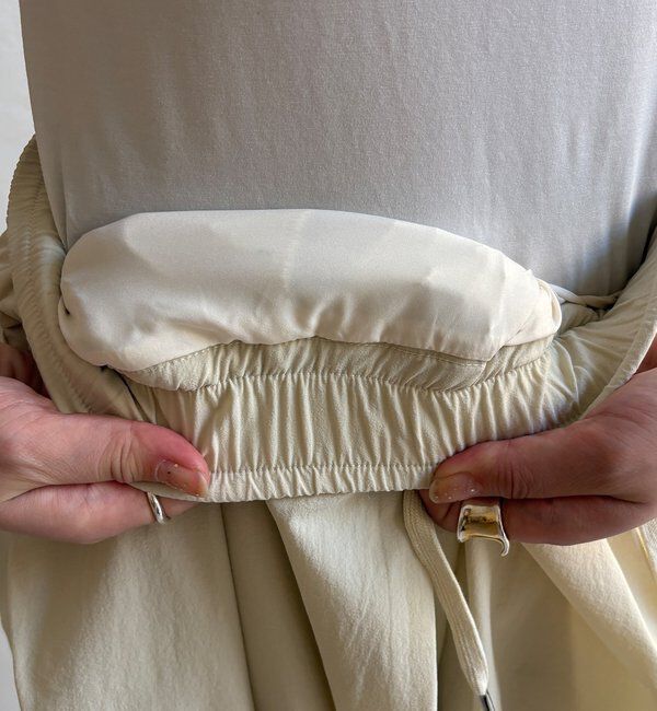  「ナイロンストレッチタックギャザーパンツ」|チノ|