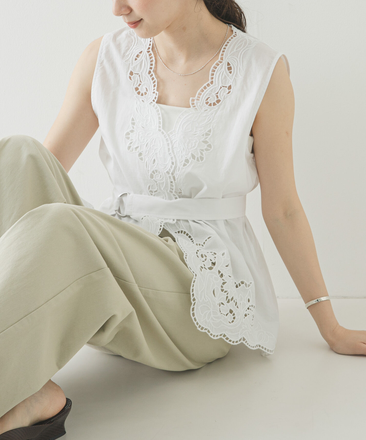 URBAN RESEARCH「カットワーク刺繍ジレ」|シャツ・ブラウス|ホワイト