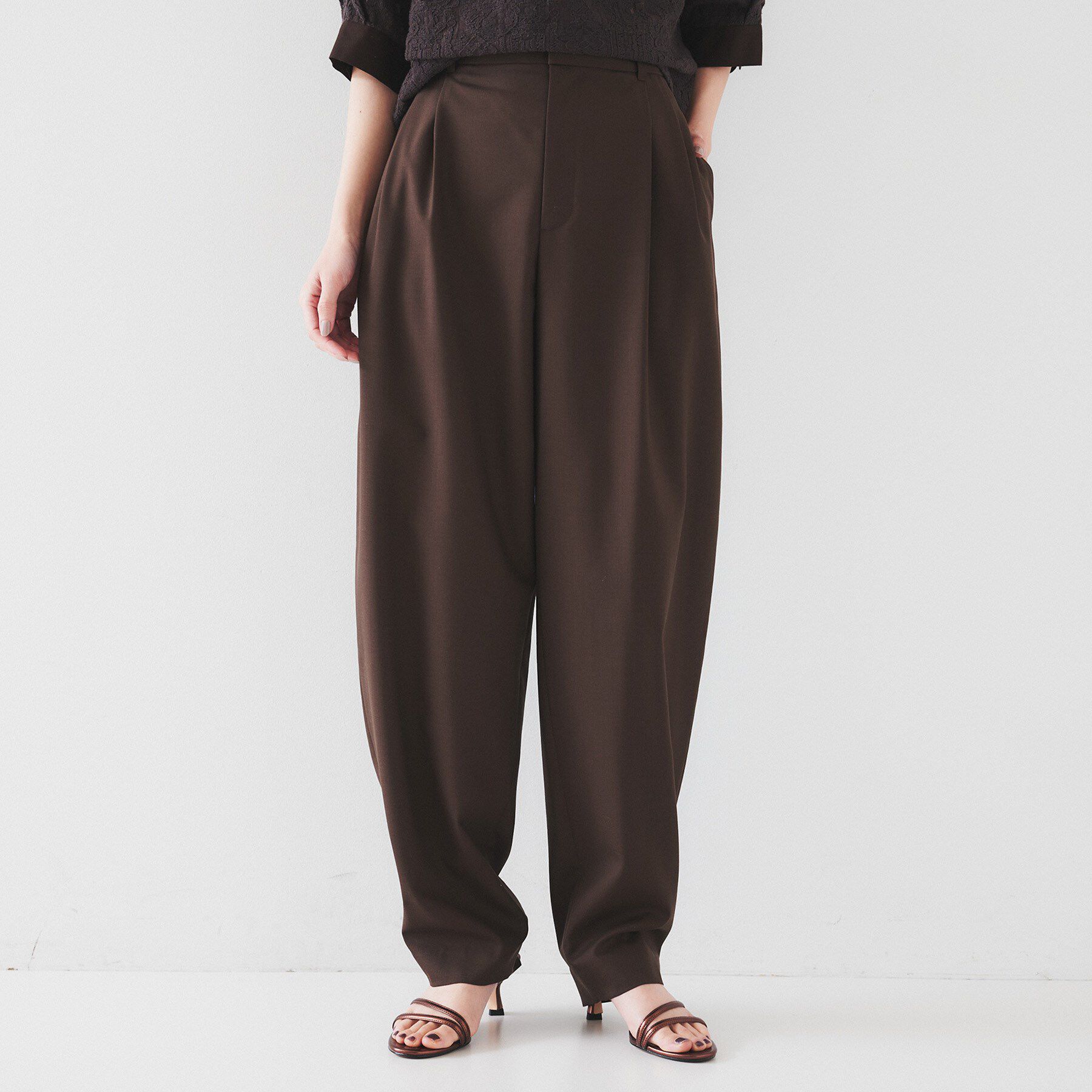 UNTITLED「【オンオフ使える/セットアップ可能】トロピカルウール カーブテーパードパンツ」|その他|