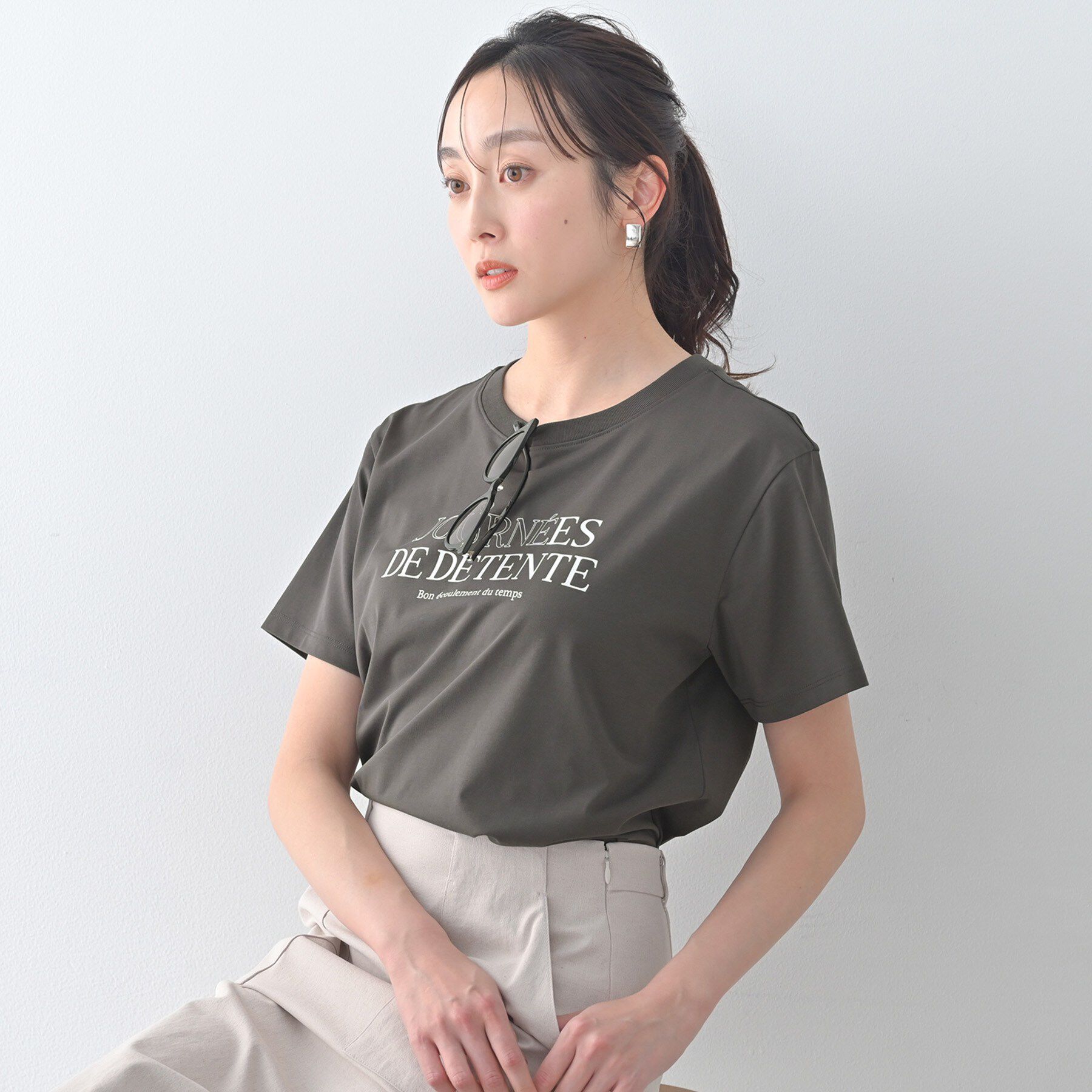 UNTITLED「【古畑星夏さん着用/ロゴ/プリント】グラフィックTシャツ」|Tシャツ・カットソー|チャコールグレー(1