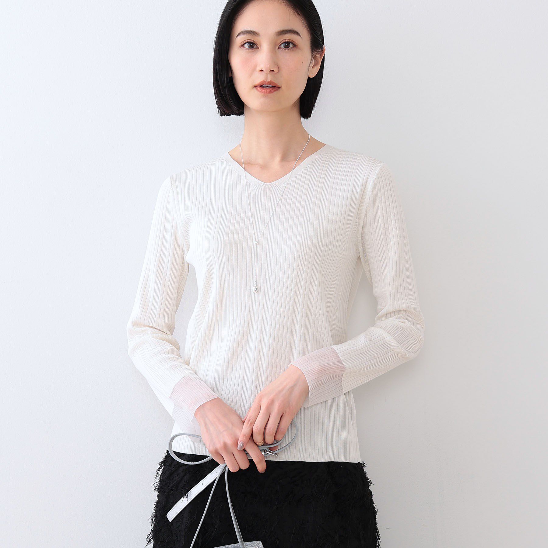 INDIVI「【洗える／袖口シアー】コンパクトVネックニット」|ニット・セーター|ホワイト(001)