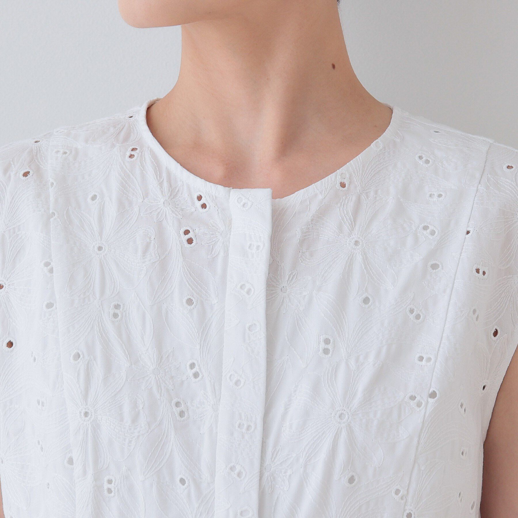 INDIVI「【洗える】フラワーカット刺繍ノースリーブブラウス」|シャツ・ブラウス|