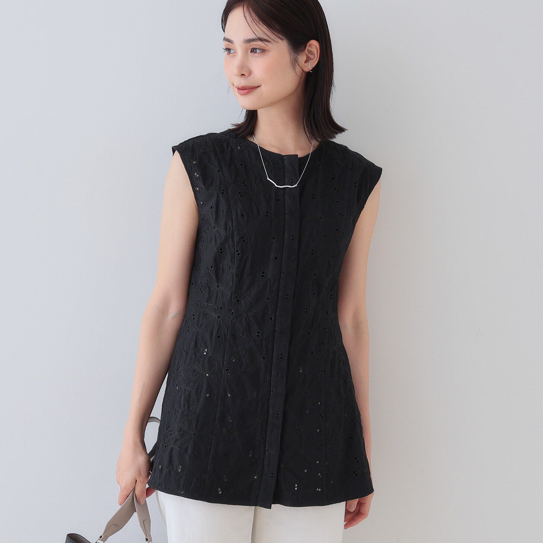 INDIVI「【洗える】フラワーカット刺繍ノースリーブブラウス」|シャツ・ブラウス|ブラック(019)