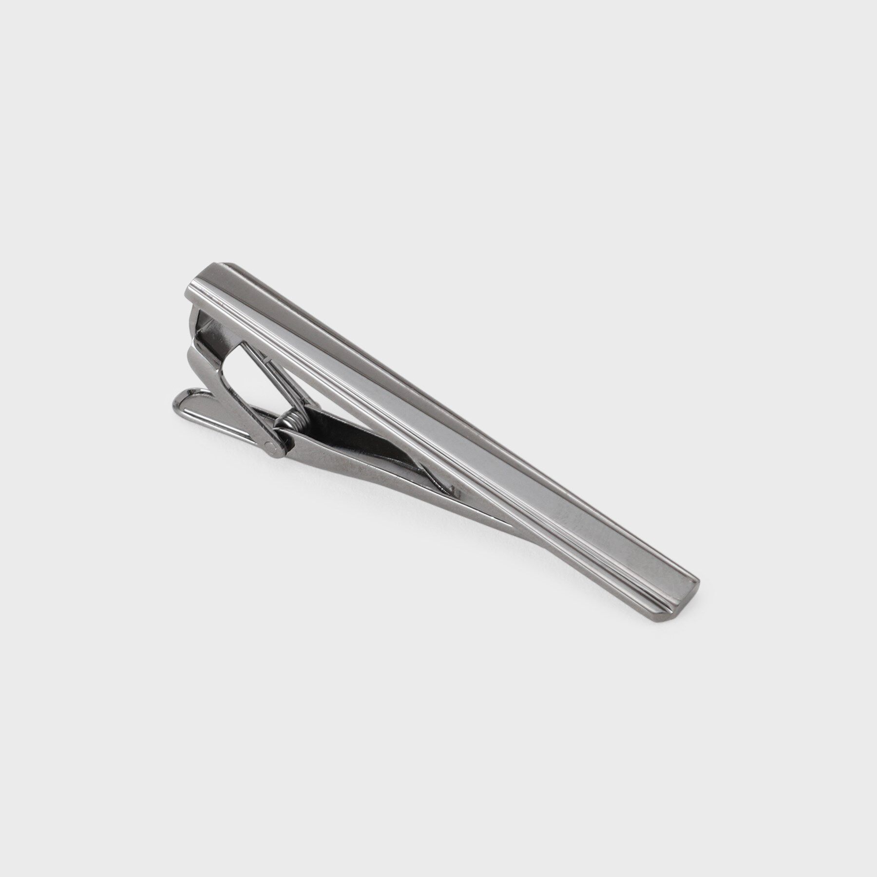 TAKEO KIKUCHI「ヴァルタータイバー ー 日本製の洗練された真鍮タイバー」|ネクタイピン・カフスボタン|ブラックシルバー(0