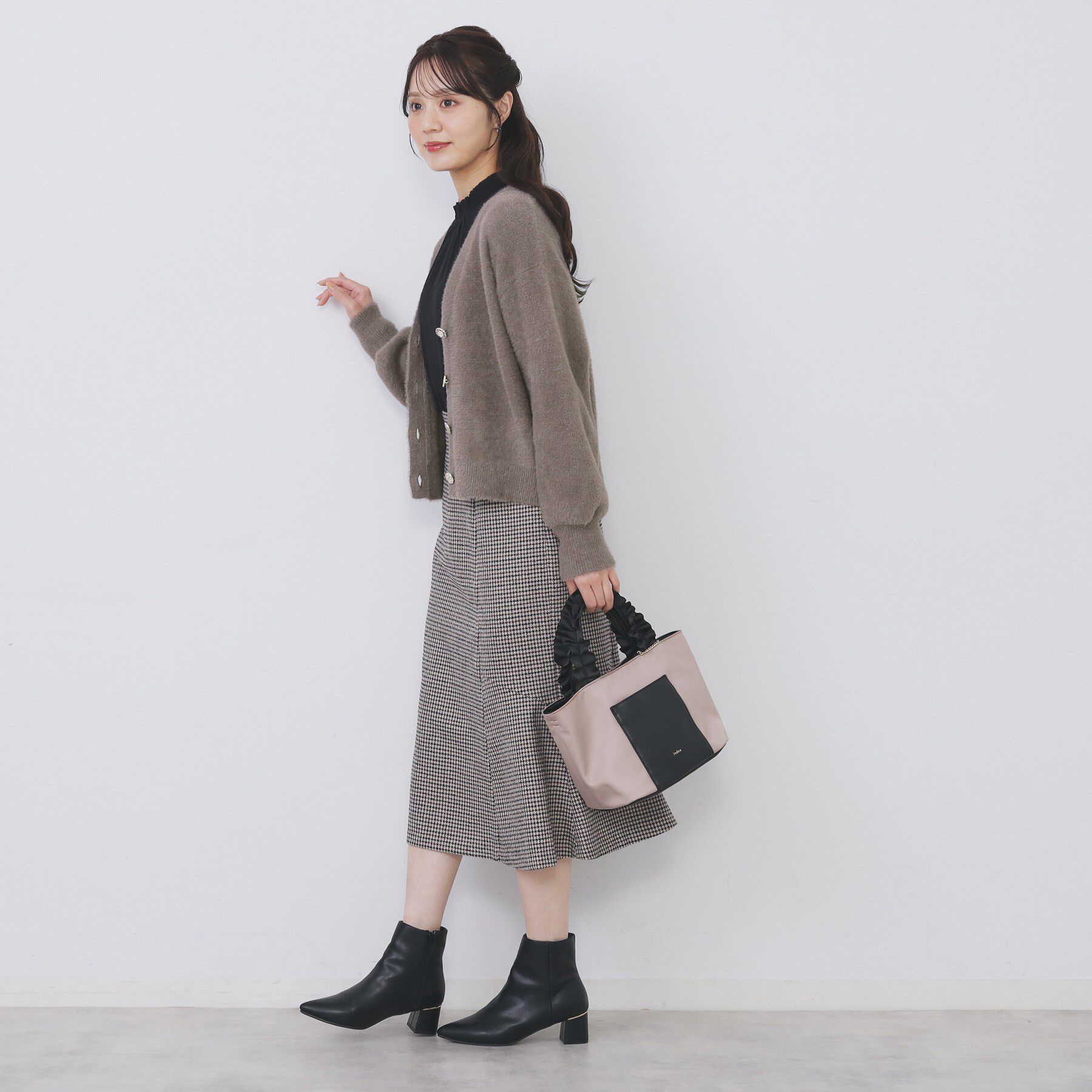 index「ラメフェザーヤーンVネックカーディガン【洗濯機OK】」|カーディガン|