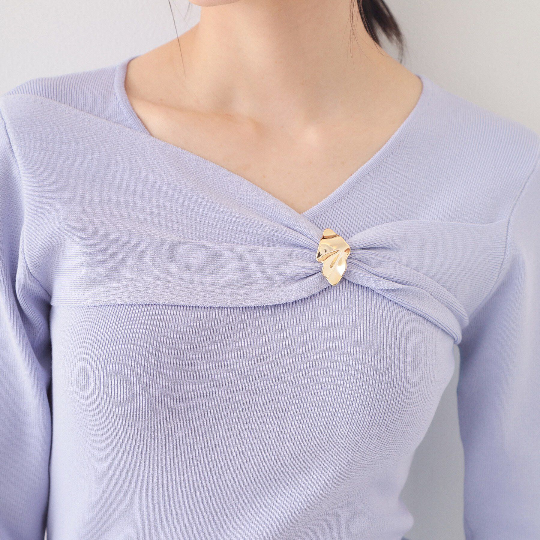 index「ブローチ風ゴールドパーツ付きアシメニット【洗濯機OK/抗ピル】」|ニット・セーター|