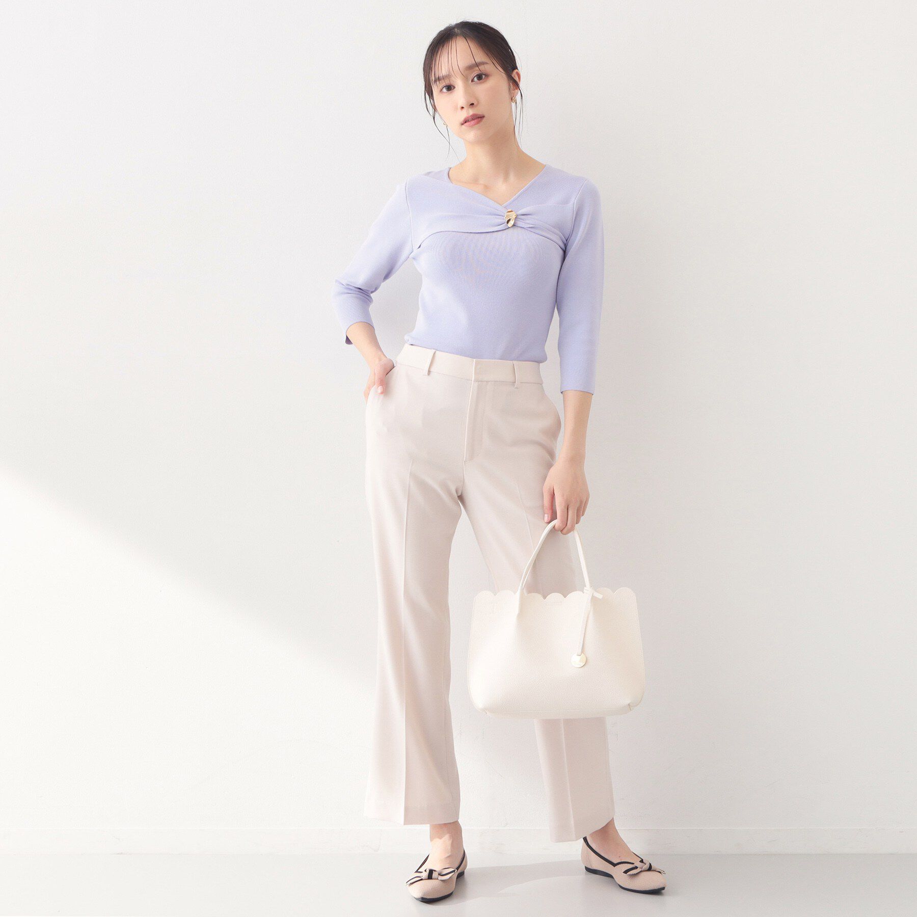 index「ブローチ風ゴールドパーツ付きアシメニット【洗濯機OK/抗ピル】」|ニット・セーター|