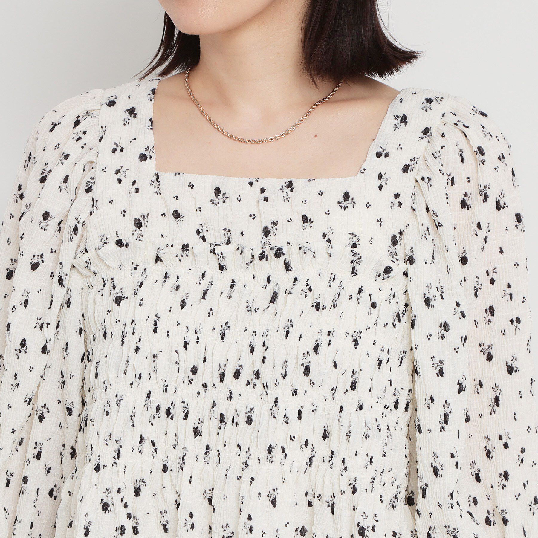 THE SHOP TK「大人のフェミニンスタイルに 花柄楊柳シャーリングブラウス」|シャツ・ブラウス|