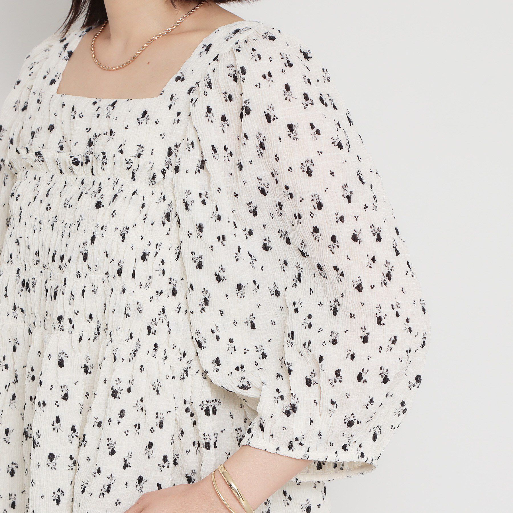 THE SHOP TK「大人のフェミニンスタイルに 花柄楊柳シャーリングブラウス」|シャツ・ブラウス|