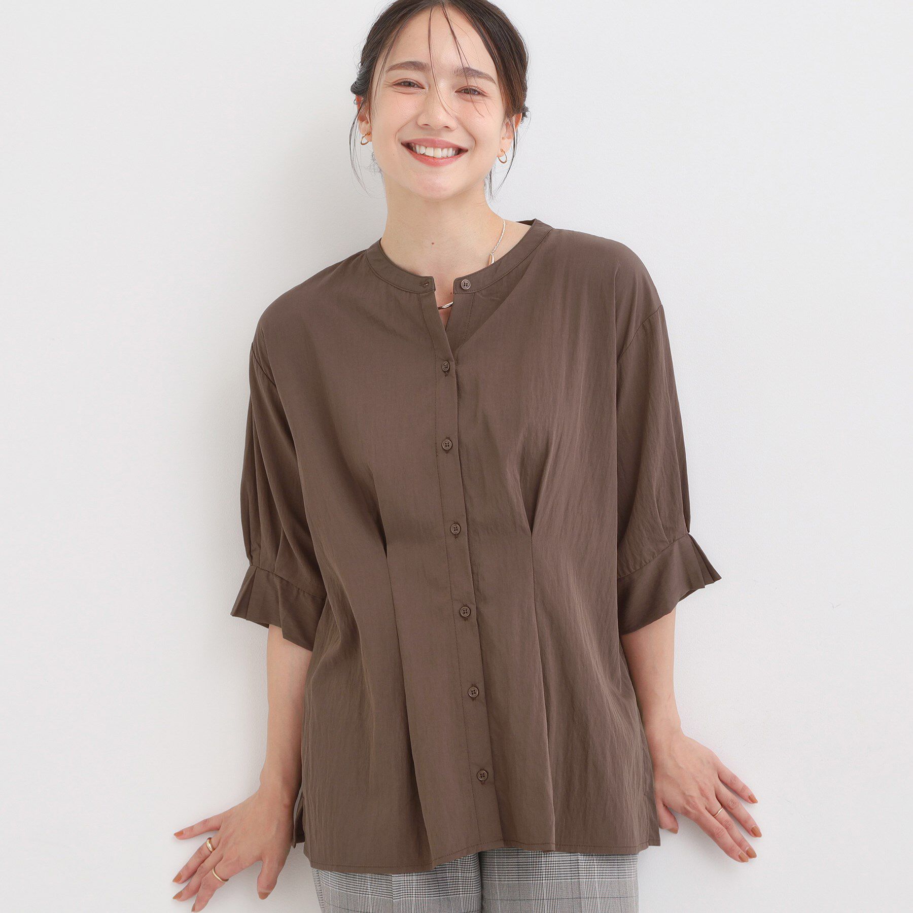 SHOO･LA･RUE「【S-LL/通勤スタイルにも】ウエストタックで程よくシェイプ 大人の上品ブラウス」|シャツ・ブラウス|モカブラウン(042