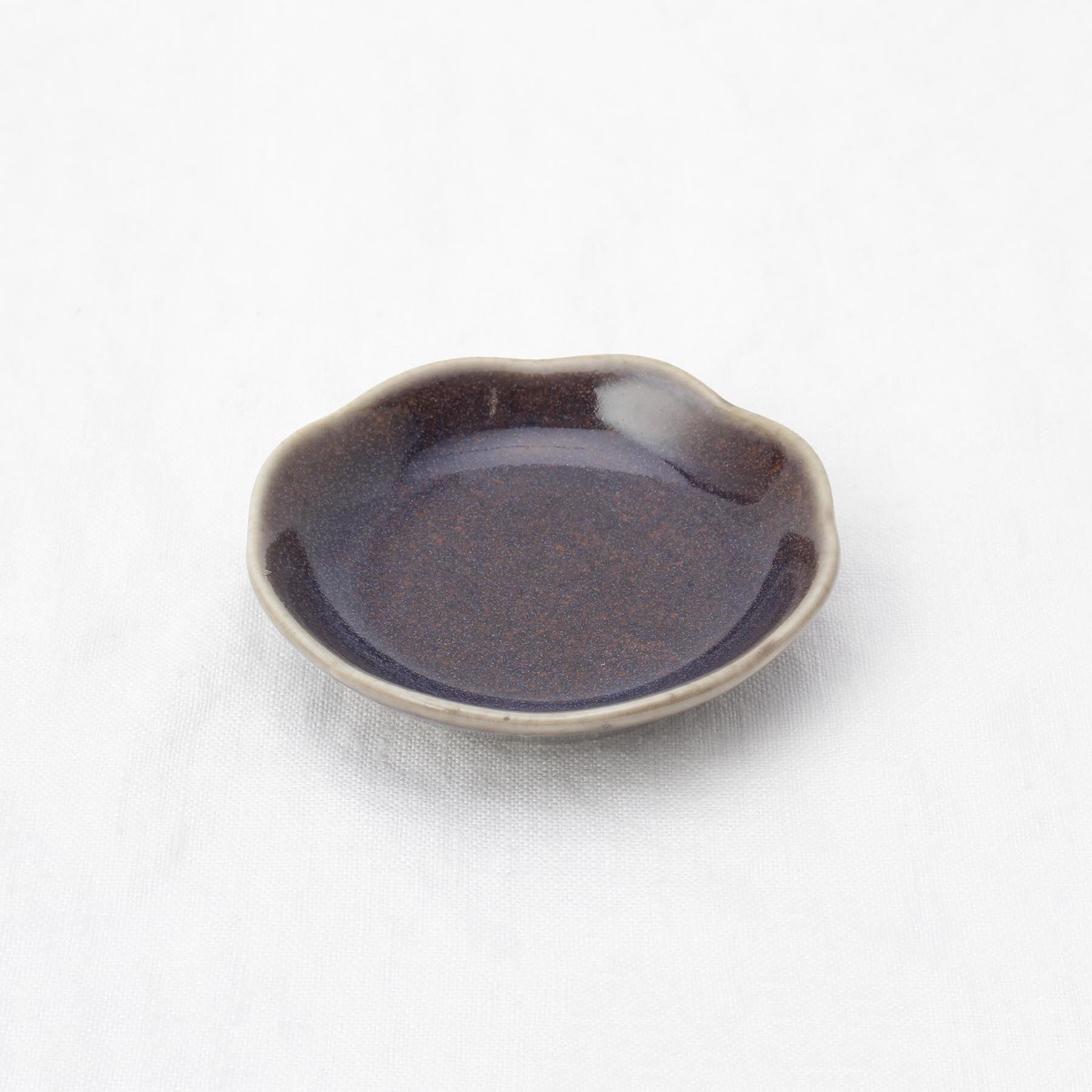 212 KITCHEN STORE「ケイプ 梅形豆皿 レーズンブラウン」|食器・キッチングッズ|