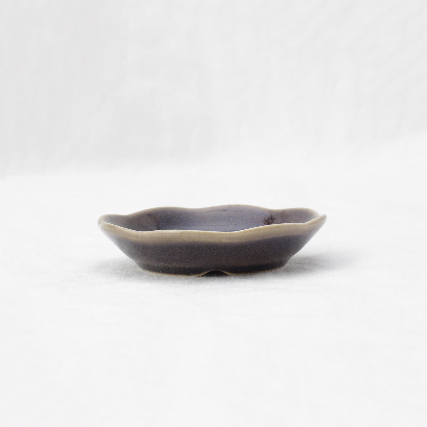 212 KITCHEN STORE「ケイプ 梅形豆皿 レーズンブラウン」|食器・キッチングッズ|