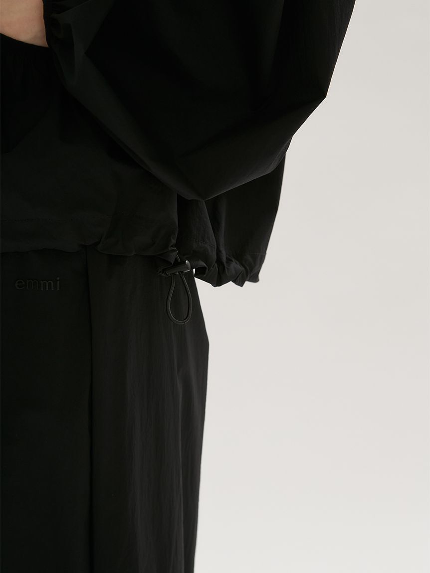 emmi atelier「【ONLINE限定カラーあり】ギャザーディテールナイロンブルゾン【セットアップ対応】/撥水」|ブルゾン・スタジャン|