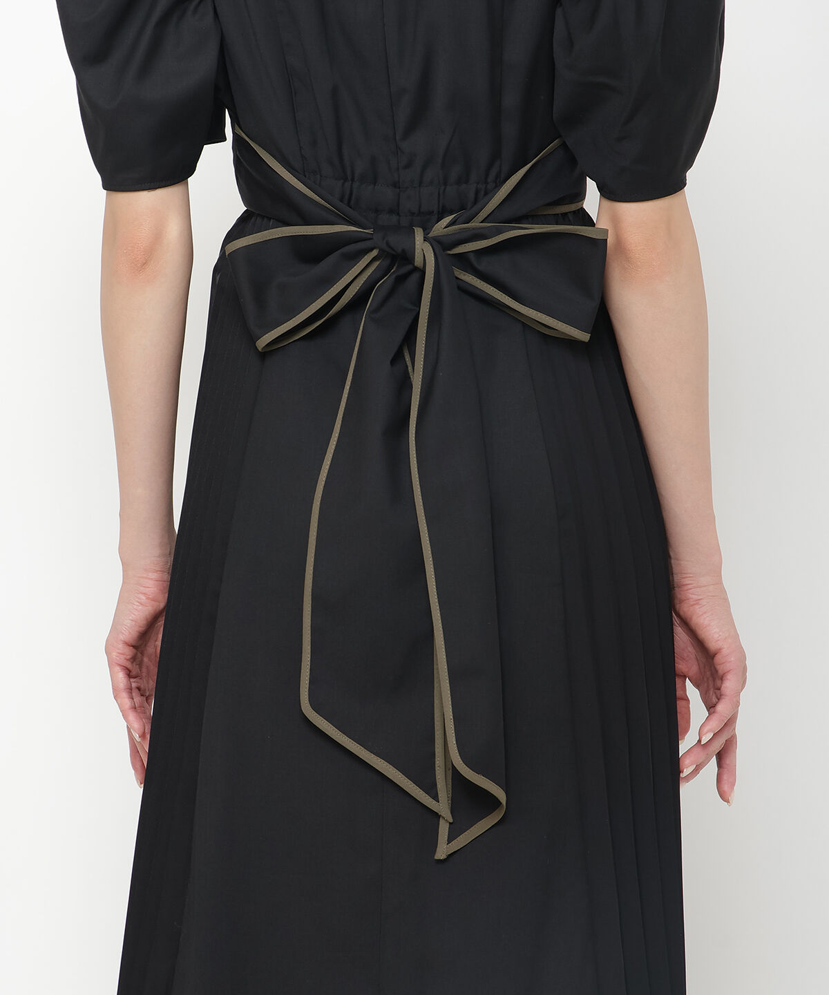 アンドクチュール「配色パイピングVネックワンピース」|ワンピース|