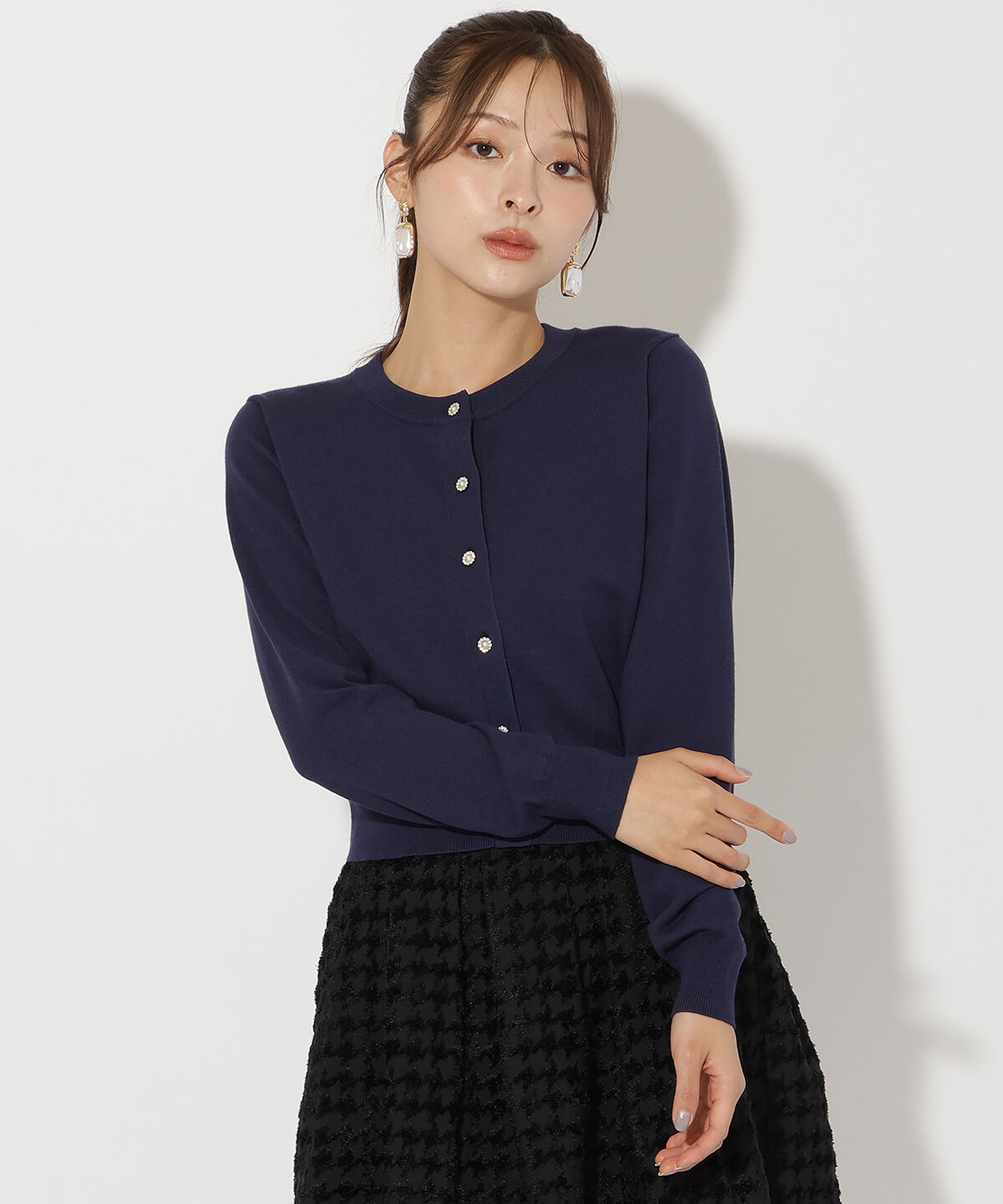 アンドクチュール「ビジューボタンクルーネックカーディガン」|カーディガン|