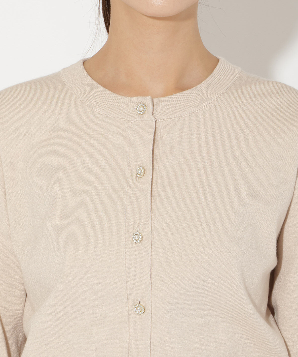 アンドクチュール「ビジューボタンクルーネックカーディガン」|カーディガン|