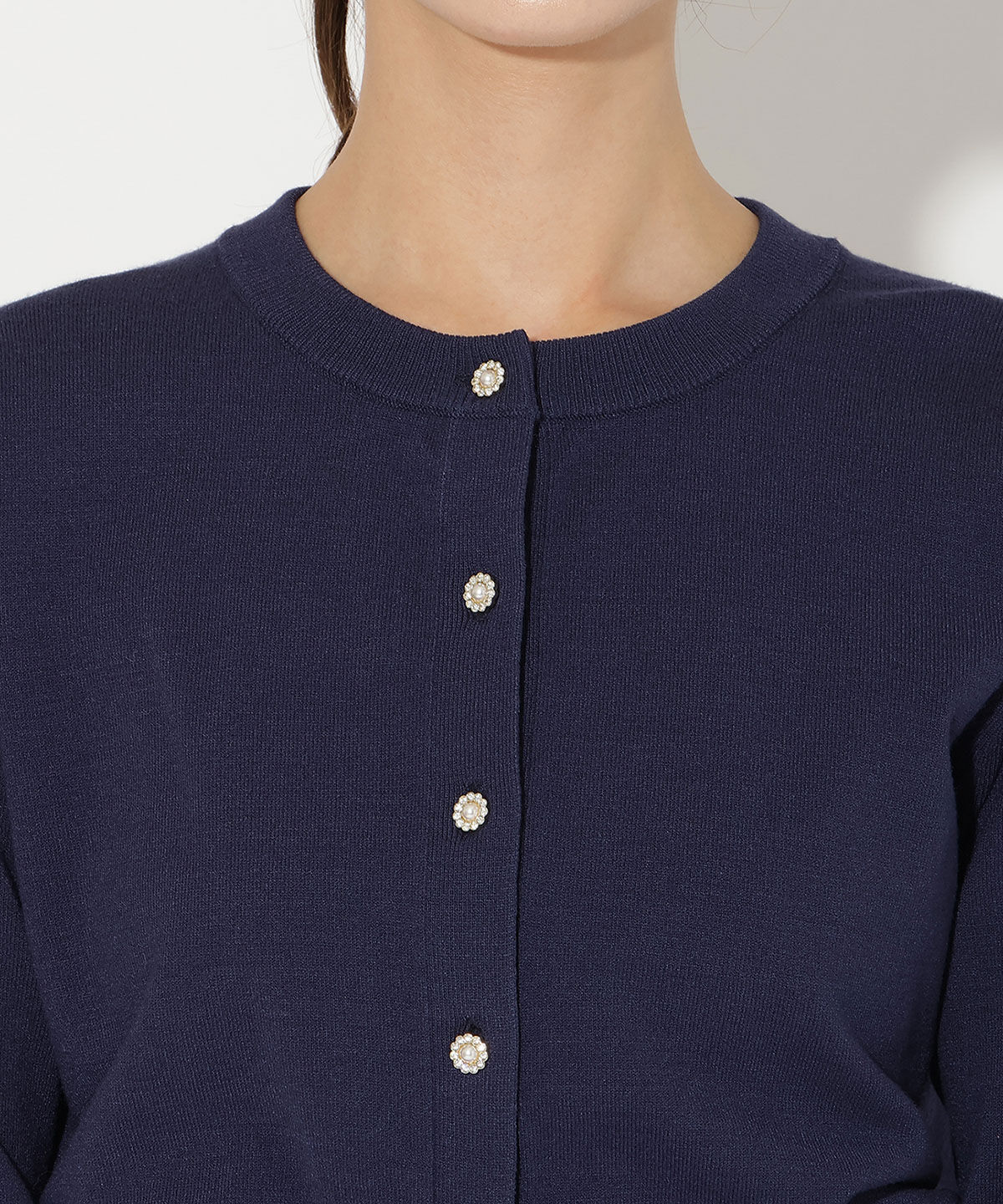 アンドクチュール「ビジューボタンクルーネックカーディガン」|カーディガン|