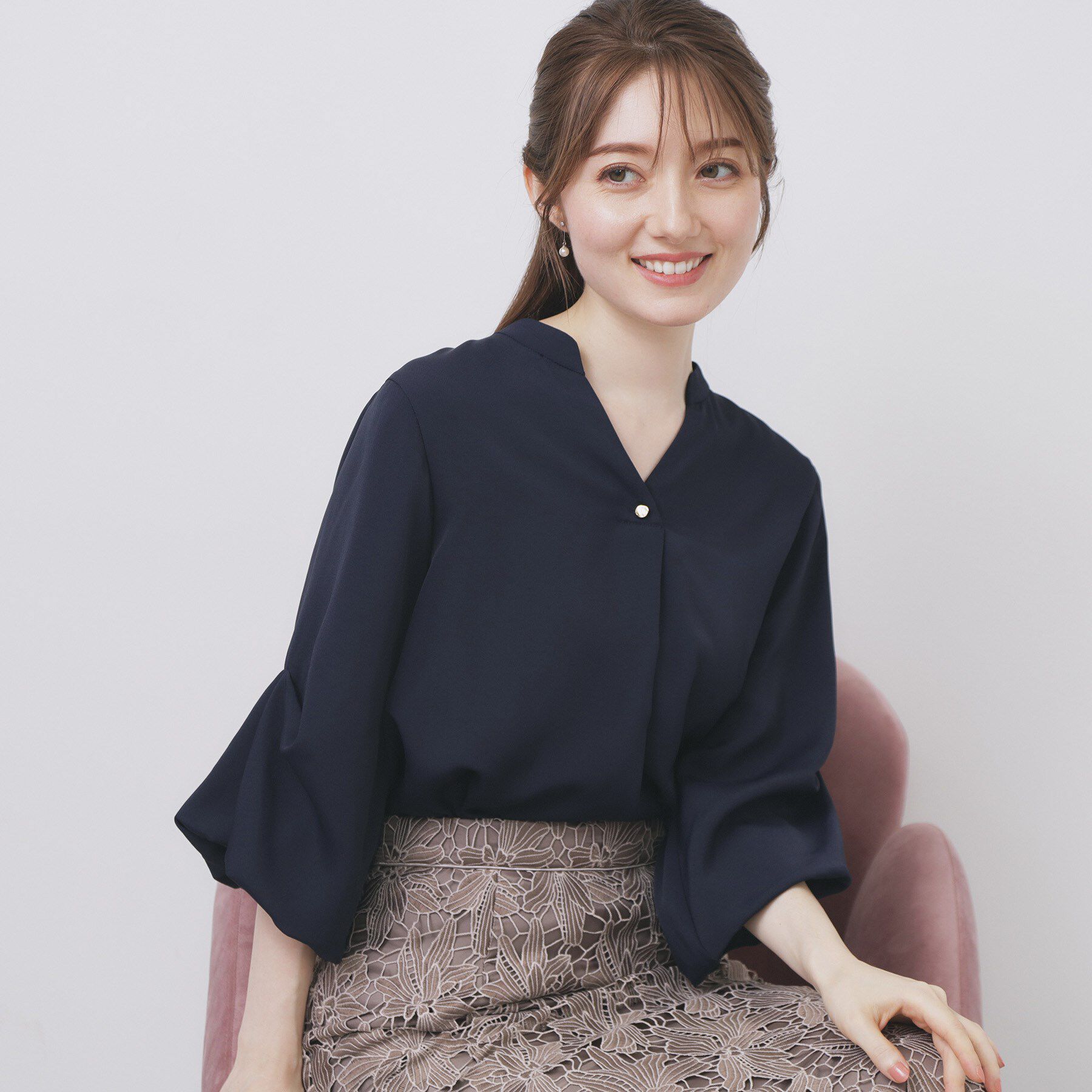 index「スキッパーバルーンスリーブブラウス【洗濯機洗い可/イージーアイロン】」|シャツ・ブラウス|ネイビー(094)