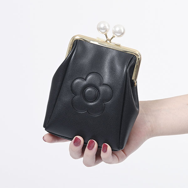MARY QUANT「エンボスデイジーパール ガマ口マルチポーチ」|ポーチ|ブラック