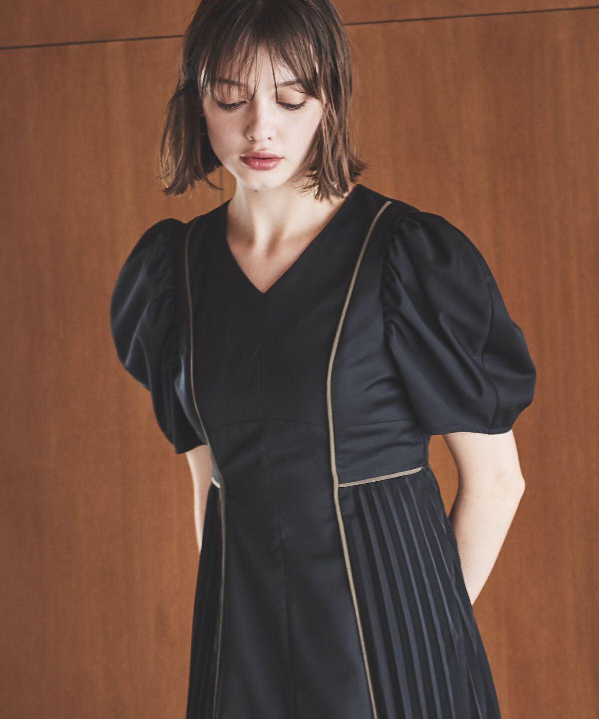 アンドクチュール「配色パイピングVネックワンピース」|ワンピース|