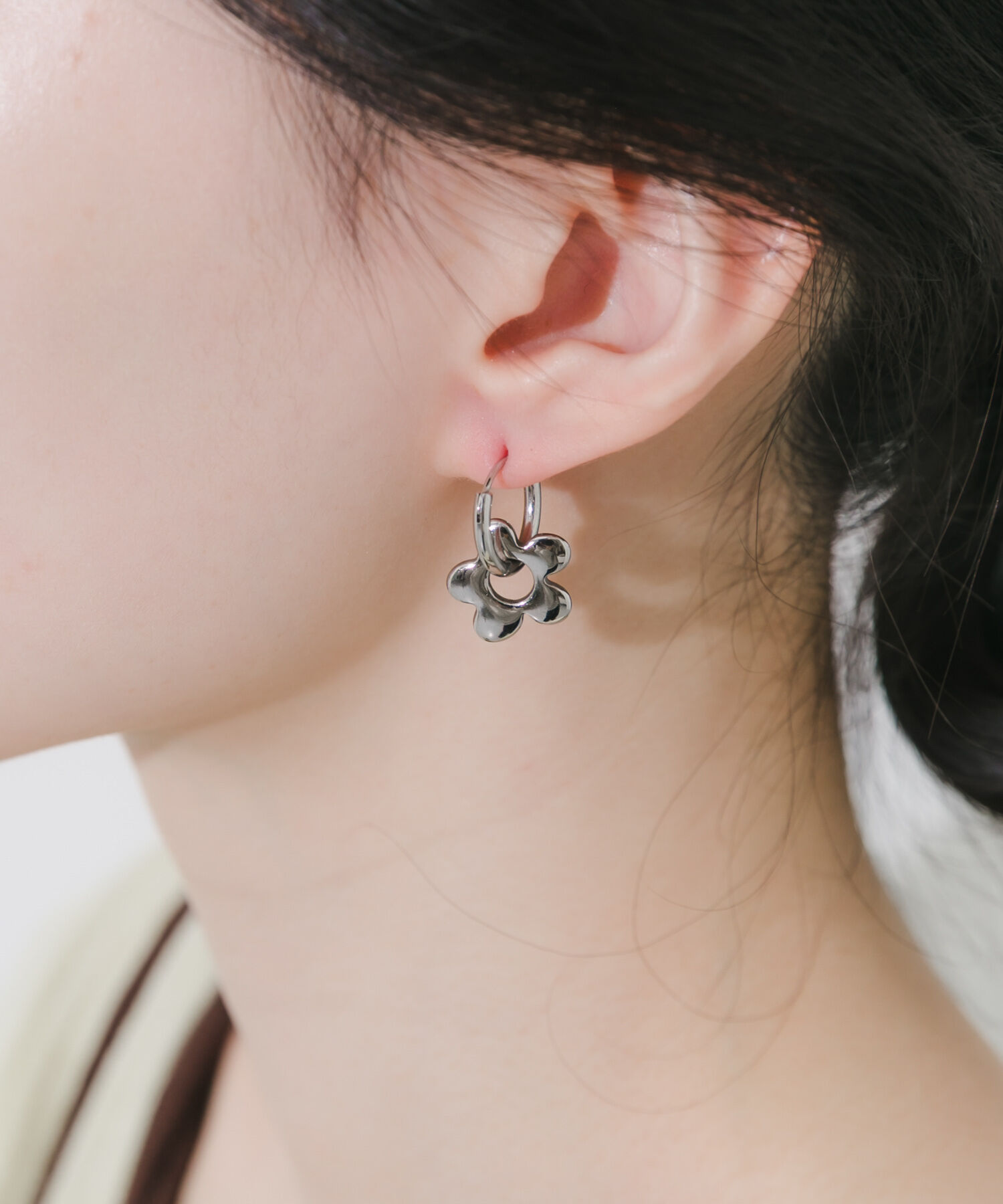 SMELLY「ステンレスフラワーチャームフープピアス」|ピアス|