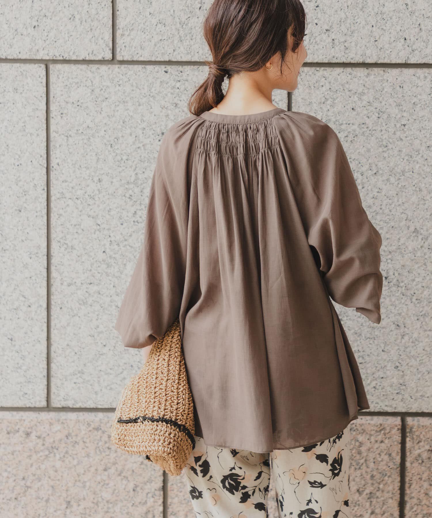 URBAN RESEARCH DOORS「『スタッフ企画』バックシャーリングタックブラウス」|シャツ・ブラウス|
