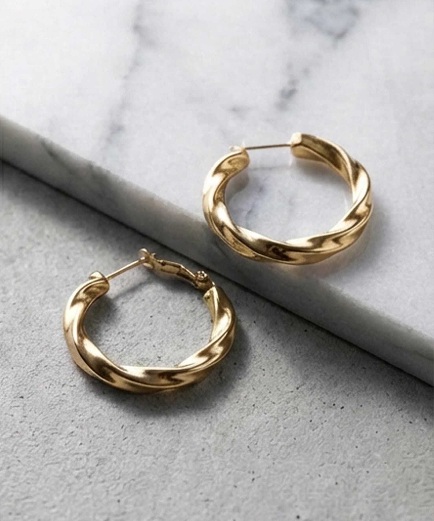 STYLE DELI「【DELI by】ツイストゴールドフープピアス」|ピアス|ゴールド