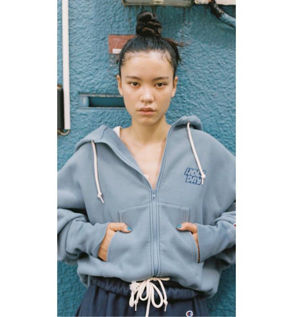 JOURNAL STANDARD「別注【CHAMPION*JOURNAL STANDARD by HOLIDAY】ZIP HOODIE」|パーカー|サックスブルー