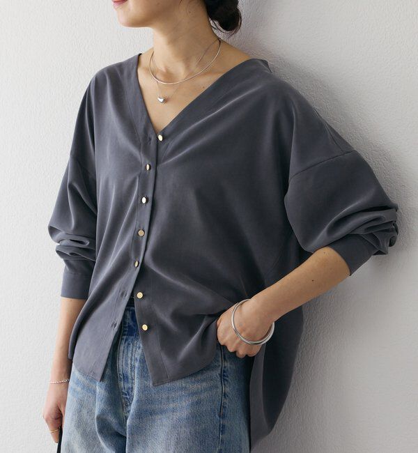  「【ドレープ感が女性らしい印象に】メタルボタンノーカラーブラウス」|シャツ・ブラウス|