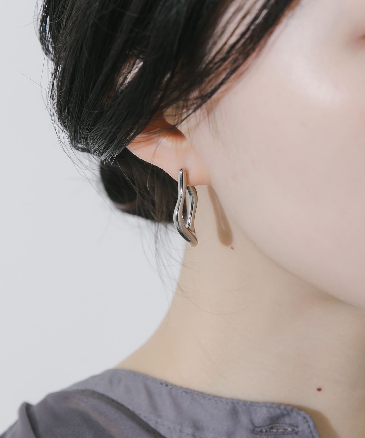 SMELLY「ニュアンスウェーブフープピアス」|ピアス|