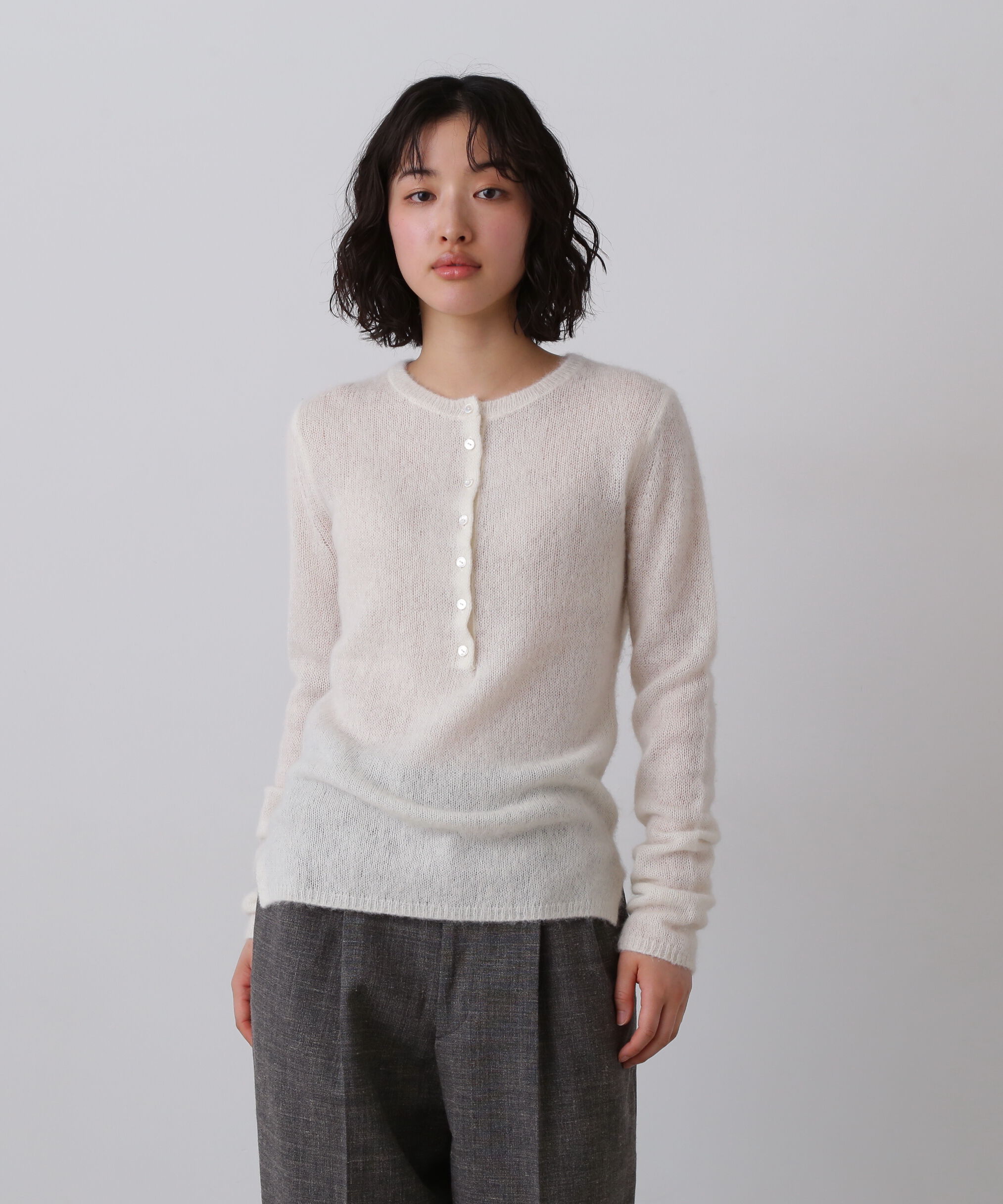 YLEVE 「YLEVE / FAIRY ALPACA KNIT HENLY NECK」|ニット・セーター|ホワイト