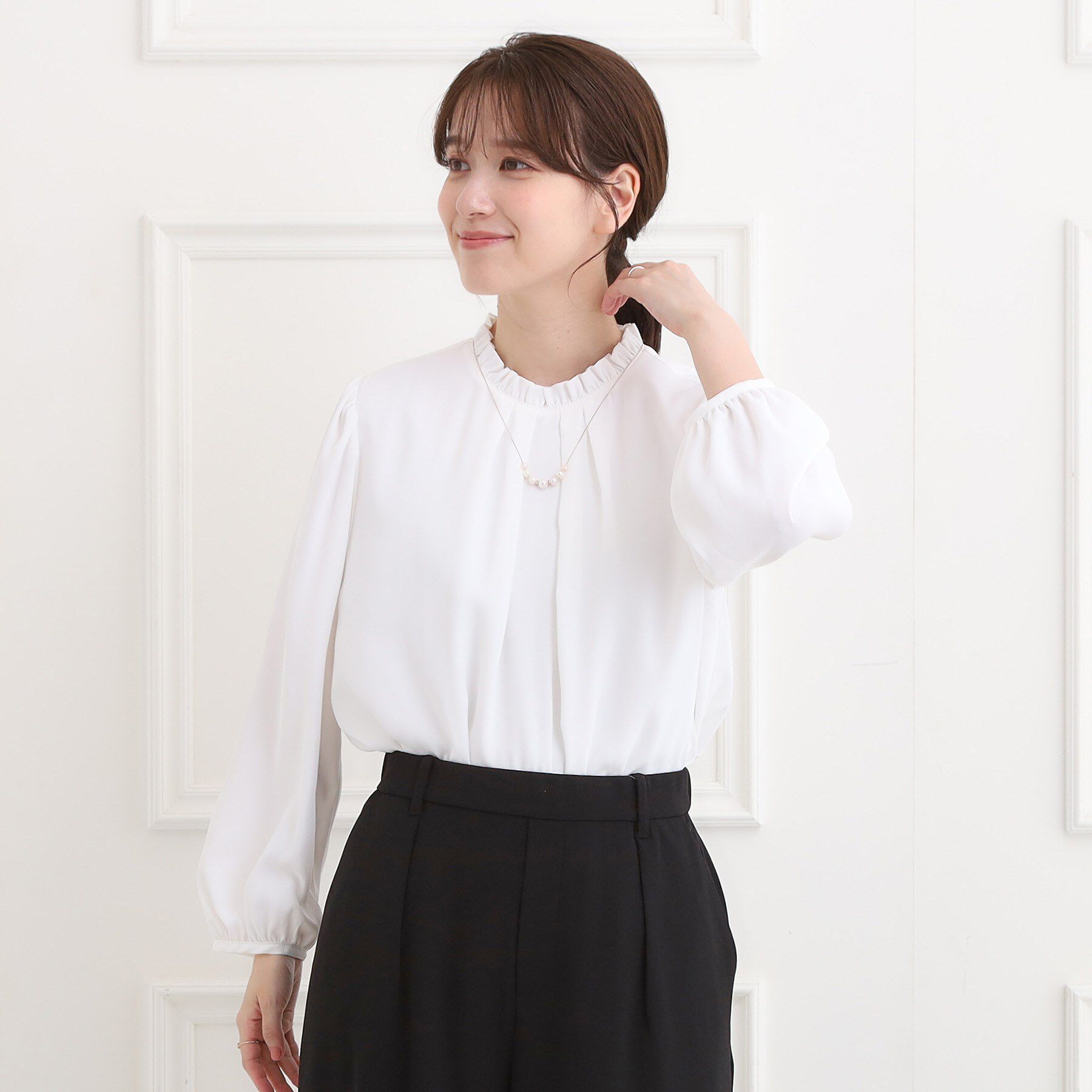 SHOO･LA･RUE「【洗濯機可/通勤/裏地つき】プチフリルで上品に クルーネックブラウス」|シャツ・ブラウス|