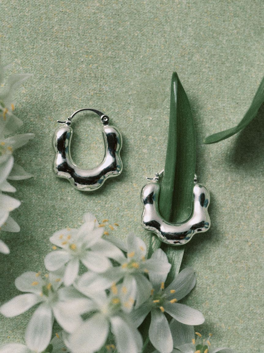 emmi atelier「フラワーフリルワンタッチピアス」|ピアス|