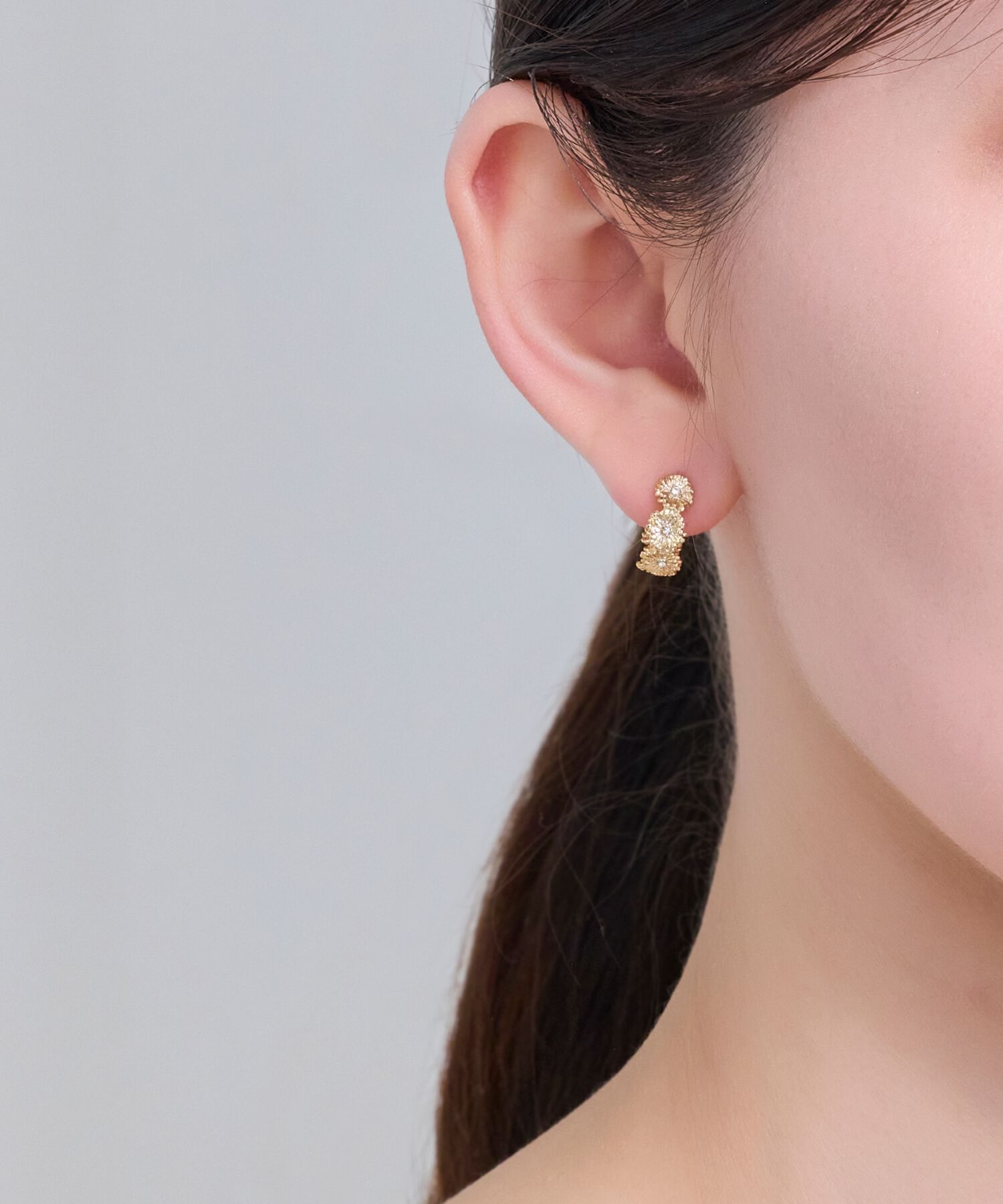 Phoebe「【金属アレルギー対応】マーガレットフラワーフープピアス　ゴールド」|ピアス|