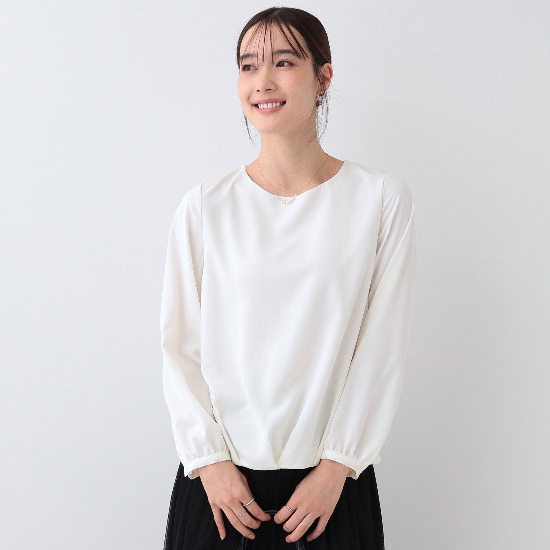 SHOO･LA･RUE「【通勤/セレモニー】さらり軽やか インせず決まる 裾タックブラウス」|シャツ・ブラウス|オフホワイト(003