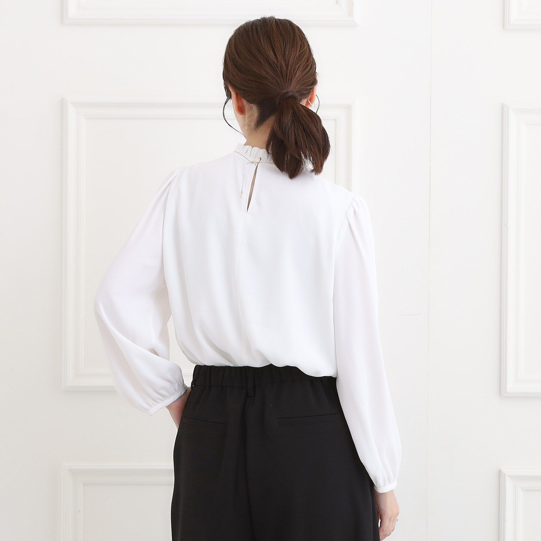 SHOO･LA･RUE「【洗濯機可/通勤/裏地つき】プチフリルで上品に クルーネックブラウス」|シャツ・ブラウス|