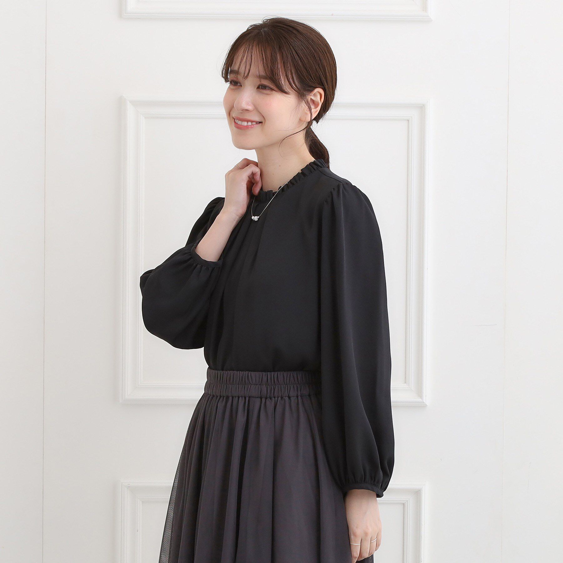 SHOO･LA･RUE「【洗濯機可/通勤/裏地つき】プチフリルで上品に クルーネックブラウス」|シャツ・ブラウス|