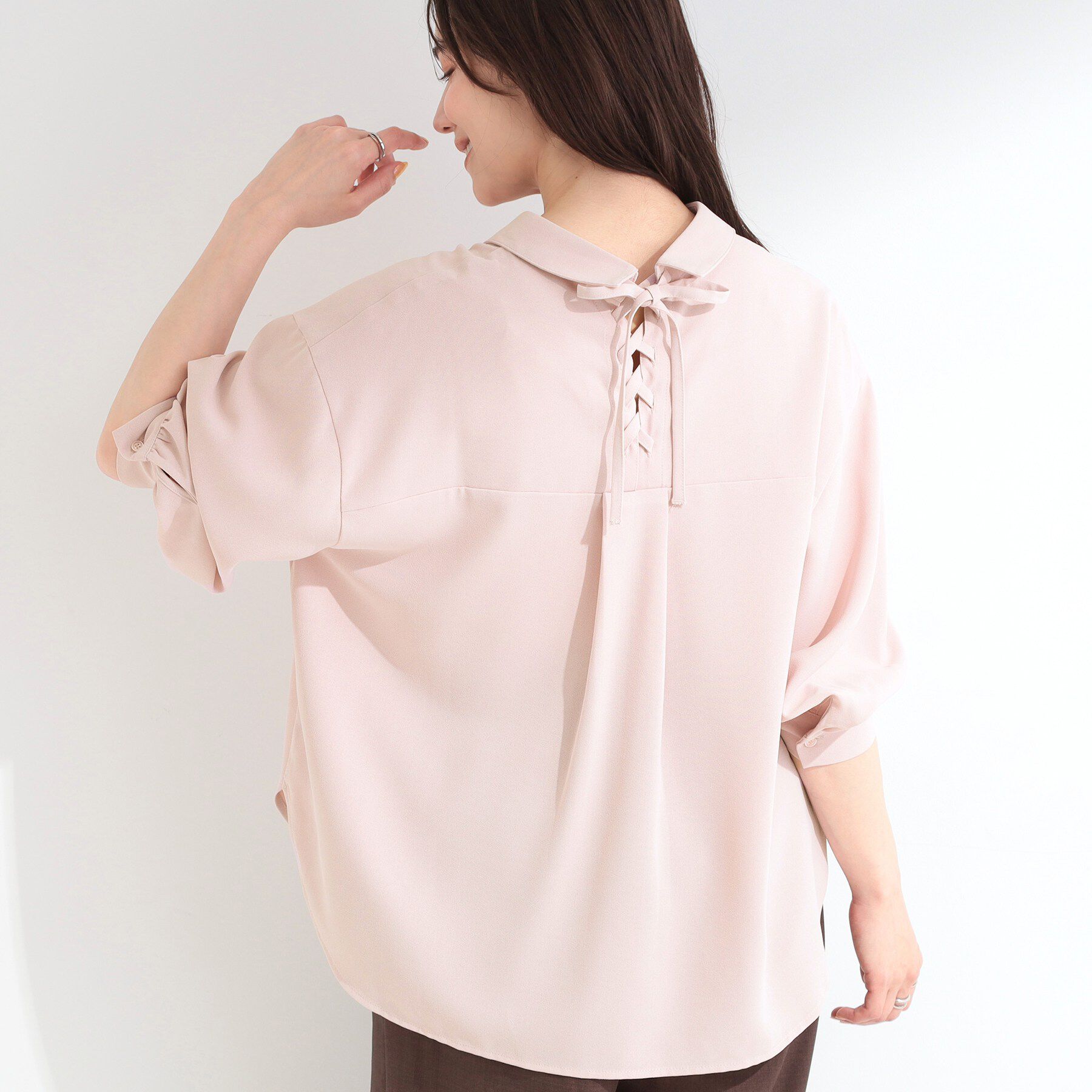 SHOO･LA･RUE「【S-LL/洗濯機可】後ろ姿も抜かりなく バックレースアップシャツ」|シャツ・ブラウス|ピンク(071)