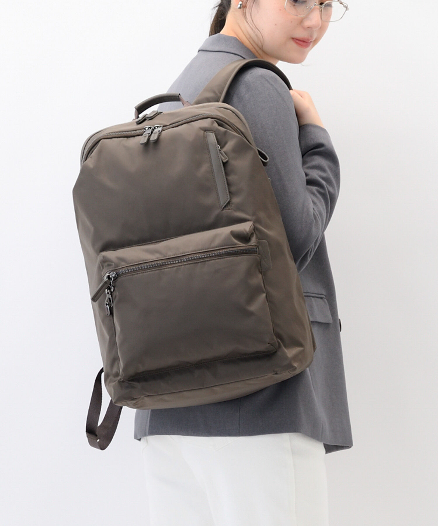 W&.Day/Night「W&.Day/Night ポッケス ハグリュック B4サイズ 15.6インチPC収納 20213」|リュック|アッシュブラウン