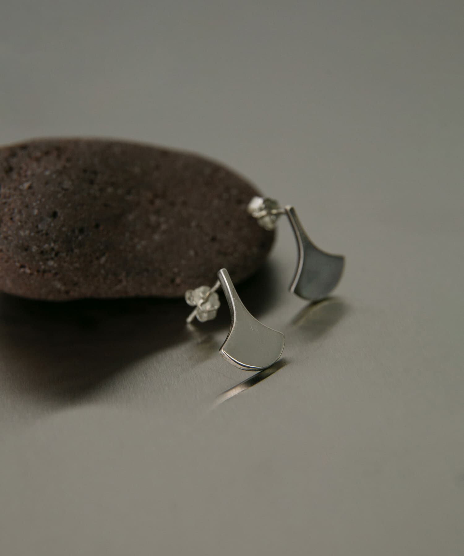 SMELLY「SMELLY so　fan shape pierce」|ピアス|